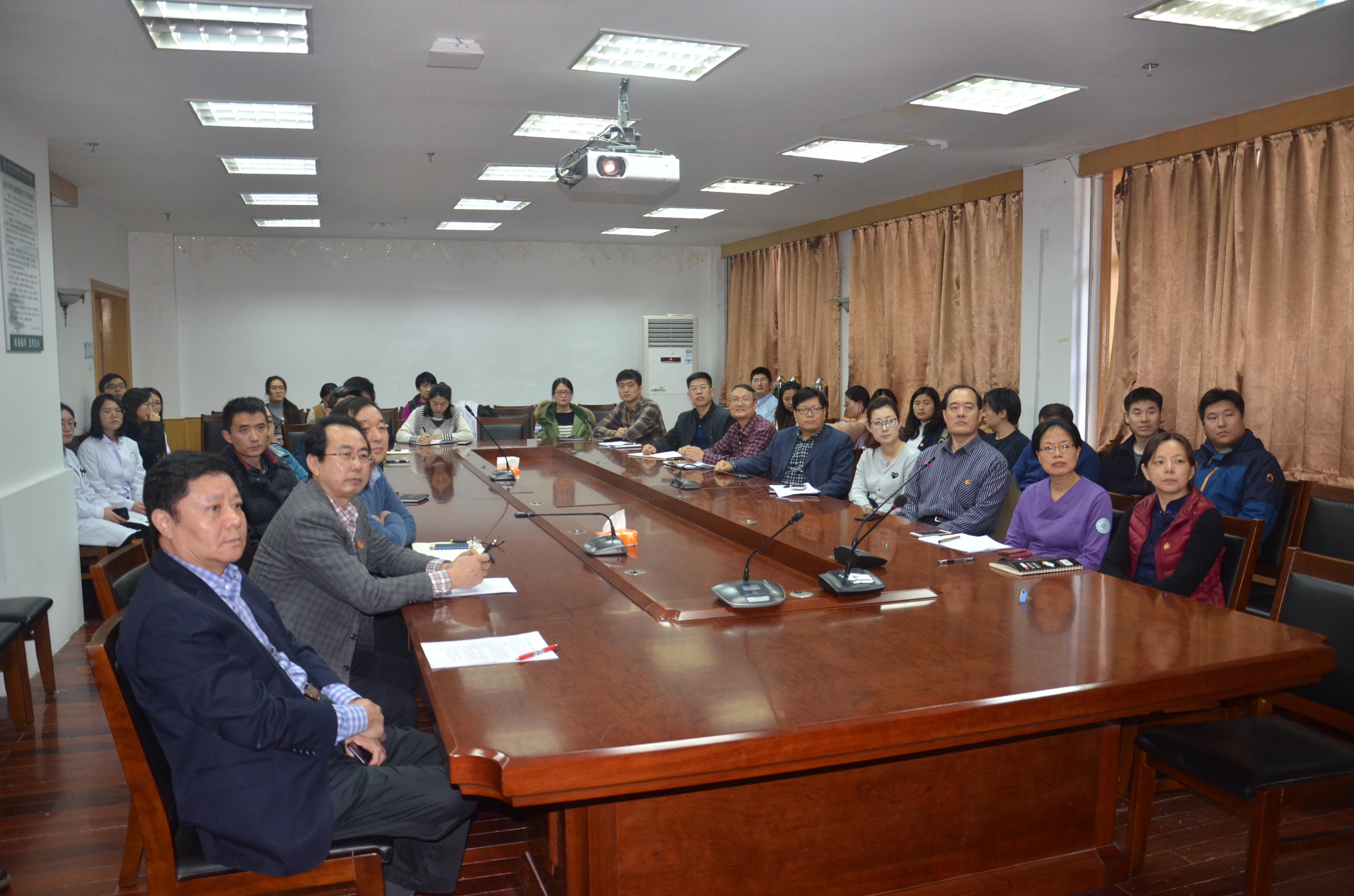 口腔医学院组织师生观看庆祝改革开放40周年大会